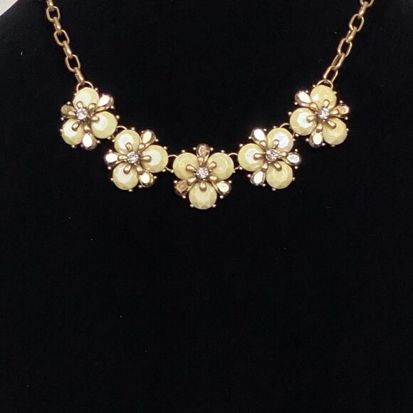 Floral Stone Necklace - Picture 2 of 3